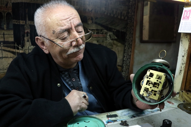 22 yaşında başladığı saat tamirciliğini 50 yıldır sürdürüyor